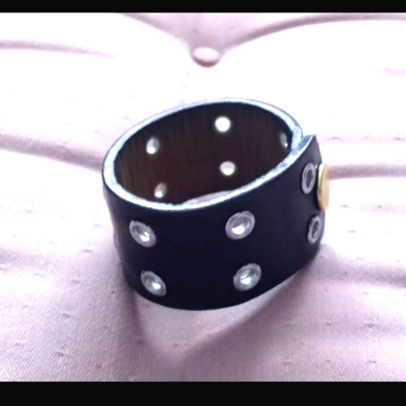 Mens Leather Bracets Awesome Look.          This bracelet is a must have for you - Picture 3 of 6